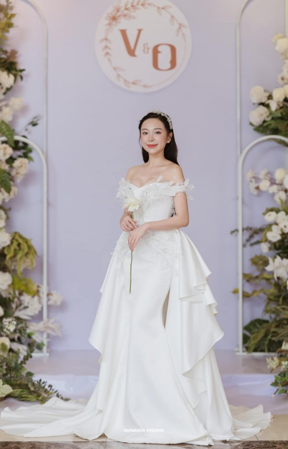 VÁY CƯỚI TIMELESS DIỄN VIÊN KIM OANH